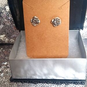 Camellia Flower Earrings NWT ✨